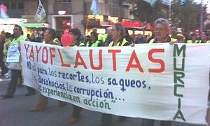 Los 'yayoflautas' portestan dentro de la marea roja. :: Fuensanta Carreres