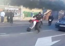 Captura de un vídeo grabado por miembros de la Plataforma durante la carga policia l:: Vídeo: Raúl Hernández/ laverdad.es