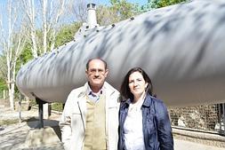 Isidoro y Manuela Guzmán, ante una réplica del Submarino Peral en el campus de Alfonso XIII. :: UPCT