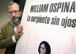 El escritor colombiano William Ospina posa con un cartel de su última novela 'La serpiente sin ojos'. ::                             ALEJANDRO GARCÍA / EFE