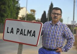 José Sánchez posa en la entrada a su pueblo, donde estudia todas las singularidades etnográficas del Campo de Cartagena. ::                             ANTONIO GIL / AGM