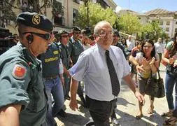 Domingo Aranda recibe el apoyo de dos vecinas de Caravaca, esta tarde durante el registro al Ayuntamiento :: Foto: N. García/AGM | Vídeo: R. Hernández / J. M. Pérez / J. Ramos