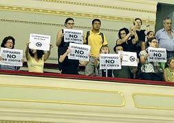 Protesta en las 'pajareras' con pancartas por el cierre del centro ocupacional de Espinardo. :: Vicente Vicéns/AGM