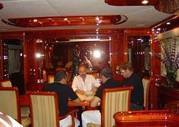 Joaquín Peñalver; el exconcejal Berberena; el constructor Ramón Salvador Águeda y el ingeniero y representante de promotoras Renato de Noce, en el yate de Águeda, en septiembre de 2004. :: 'CASO UMBRA'