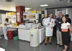 El jefe de Servicio de Hematología de La Arrixaca; el presidente Valcárcel y la consejera Palacios. :: Foto: G. Carrión/AGM | Vídeo: M. Martínez