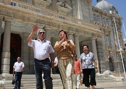 Vargas Llosa, junto a la alcaldesa de Cartagena, Pilar Barreiro. | Pablo Sánchez / AGM