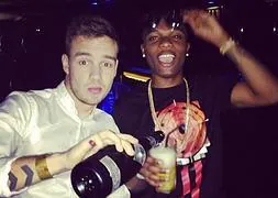 Liam Payne con la botella de champagne acompañado de su amigo rapero "Wizkid" :: Alexanderamosu / Instagram