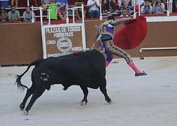El novillo de Jandilla voltea a David Fernández, ayer, en Blanca. ::                             ISRAEL SÁNCHEZ / AGM