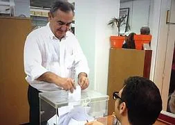 El secretario general del PSRM-PSOE, Rafael González Tovar, deposita su voto. / PSRM