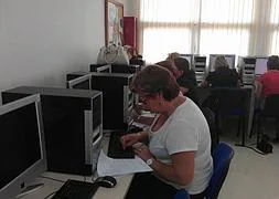 Las participantes en el curso practican con los ordenadores.:: Ayto. Las Torres de Cotillas