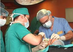 Cirujano operando con las 'Google Glass' puestas. :: Fran Manzanera/AGM