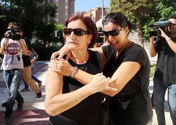 María Rosa Vázquez (dcha) sale del juzgado con su madre. :: I. Sánchez