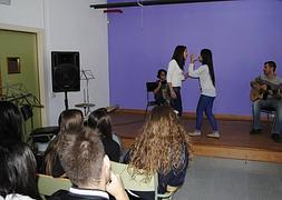 Dos alumnas interpretan una canción.:: Ayto. Las Torres de Cotillas