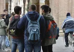 Estudiantes con sus mochilas, a la salida de clase. ::                             NACHO GARCÍA/AGM
