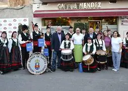 Los galardonados posan con la banda de gaitas.:: Ayto. Águilas