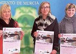 La edil Pelegrín con miembros de la Asociación Arte e Imagen.