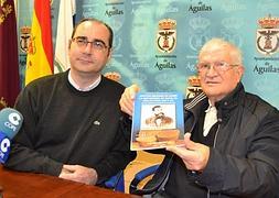 El cronista posa con su libro.:: Ayto. Águilas