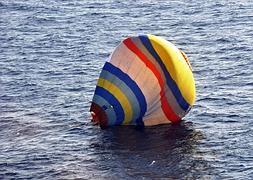 El globo tripulado por Xu Shuaijun, a punto de hundirse en aguas próximas a las islas en disputa. :: AFP