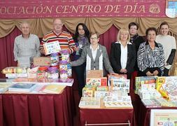 Los miembros de la asociación posan con el material donado. :: Ayto. Mazarrón