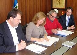 La alcaldesa y los presidentes de las residencias firman el convenio. ::Ayto. San Pedro del Pinatar