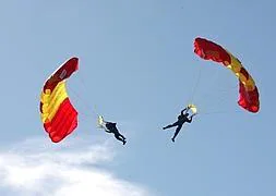 Un momento de la exhibición paracaidista. :: Foto: F. Manzanera/AGM | Vídeo: J. M. Pérez