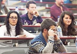 Aspirantes al MIR, en la Facultad de Economía y Empresa. :: J. Carrión/AGM