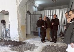 Los técnicos que se encargarán de la musealización del antiguo hospital San Juan de Dios (d) visitan, hace unos días, las obras de rehabilitación del futuro Museo Azul de la Semana Santa. :: Paco Alonso/AGM