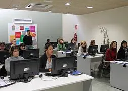 Las participantes atienden a las explicaciones del profesor. :: Ayto. Alhama de Murcia