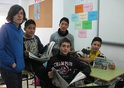 'Los Lobos' buscan inspiración en el periódico. :: Colegio Herma