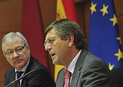 Valcárcel observa a Bernal en la presentación del Plan Estratégico, el pasado martes. :: Vicente Vicéns/AGM