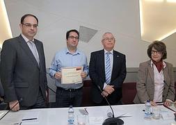 El ganador (2º izq), acompañado por el rector de la UMU, la poetisa Dionisia García y Francisco Javier Díez de Revenga. :: UMU