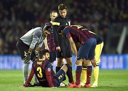 Gerard Piqué, el martes en el Camp Nou, cuando cayó lesionado. :: Lluis Gene/AFP