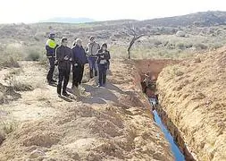 Técnicos de la Generalitat inspeccionan las instalaciones del vertedero. :: LV