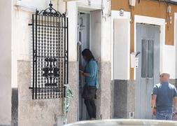 Un agente de la científica de la Guardia Civil entra a la vivienda de la víctima. :: F. Manzanera/AGM