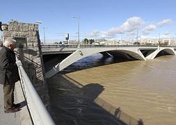 El Ebro durante la crecida del año pasado a su paso por Zaragoza.::EFE
