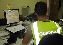 La Guardia Civil, instruyendo diligencias contra el detenido en Mazarrón. :: G.C.