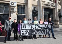 Concentración de miembros de Nuevo Barrio para exigir la reapertura de las diligencias, el pasado marzo :: F. Manzanera/AGM