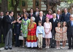 La escritora Elena Poniatowska, flanqueada por los Reyes, sus hijos y nietos y el presidente del Gobierno, en el patio de la Universidad de Alcalá de Henares. :: Ernesto Agudo
