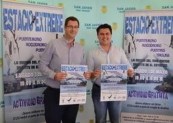 Luengo y el presidente del Consejo Local de Juventud posan con los carteles del evento deportivo. :: Ayto. San Javier