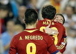 Sergio Ramos abraza a Juan Mata tras un gol de la selección ante Álvaro Negredo. :: Juan Carlos Cárdenas/EFE