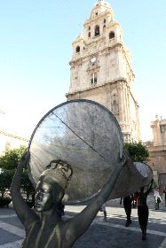 EXTRAÑOS. Arte en movimiento junto a la Catedral de Murcia. / JUANCHI LÓPEZ / AGM