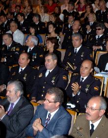APLAUSOS. Asistentes al acto de entrega de distinciones ovacionan a uno de los galardonados. / V. VICENS / AGM
