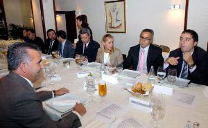 COMIDA. De izquierda a derecha, Alejandro Martínez, presidente de la Murciana de judo; el atleta Juanma Molina; Fernando de la Cierva; María Pedro Reverte; Alejandro Blanco; Pedro Alberto Cruz y, en primer término, Juan Antonio Morales. / V. VICENS