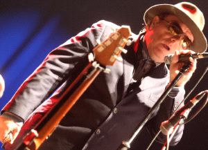 LEYENDA VIVA. Van Morrison durante su actuación el viernes en Murcia. / M. BUESO