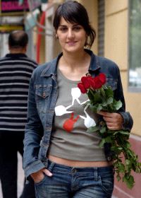 ROSAS ROJAS. María González, con una ramo de las flores que simbolizan al PSOE. / V. VICENS / AGM