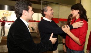 ENHORABUENA. Pedro Saura y Diego López Garrido felicitan a María González por su reelección como líder de las JSRM. / M. BUESO