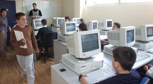 REVOLUCIÓN. 'Plumier XXI' pretende llevar las nuevas tecnologías a toda la comunidad educativa. En la imagen        de archivo, una clase de informática en un centro de La Ñora. / J. LEAL