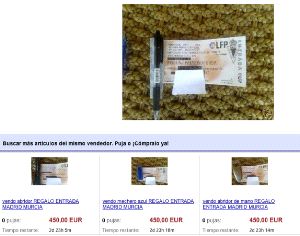 EN EBAY.ES. Página donde un internauta ofrecía ayer bolígrafos y mecheros a 450 euros con regalo incluido, una entrada del partido. / LV