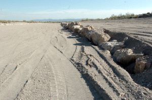 ÁRIDOS. Uno de los márgenes de la rambla en los que se han realizado extracciones. / P. A. / AGM