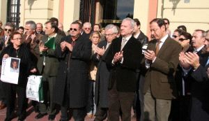 APLAUSO. Valcárcel y representantes políticos y sociales, durante el acto. / JUAN LEAL